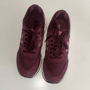 New Balance Women's Burgundy Sneakers size 8